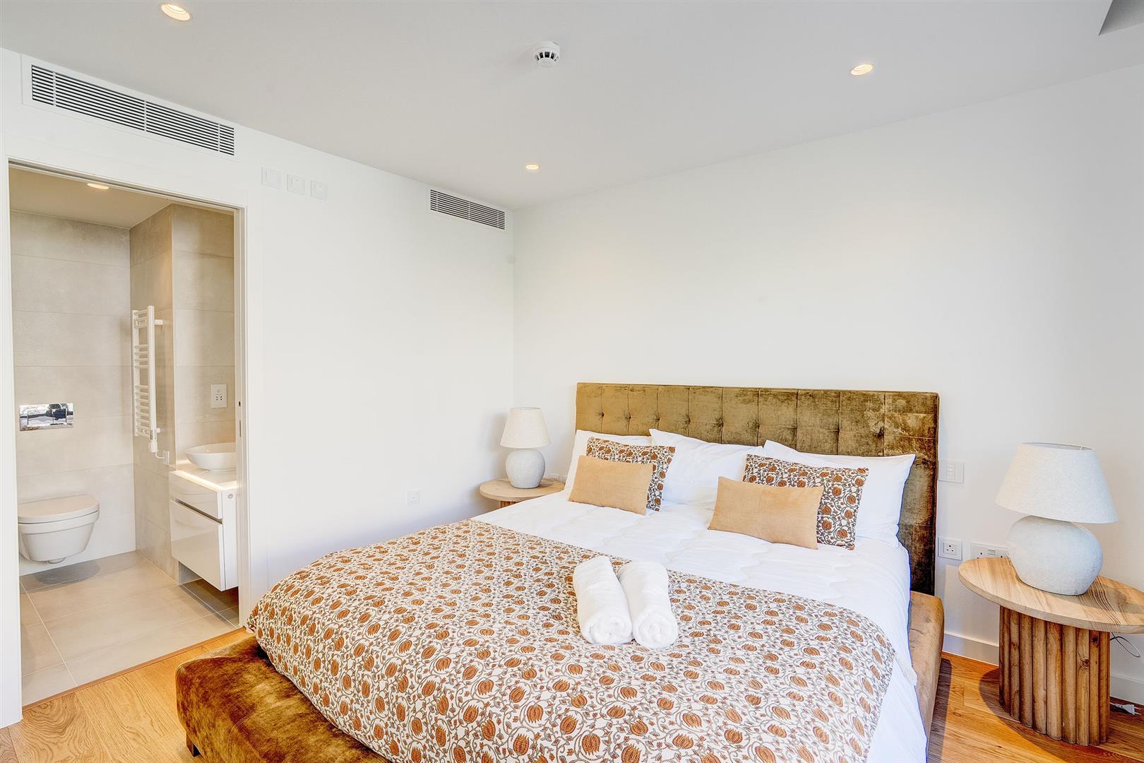 Image of House - 5 Bedrooms - 6 Bathrooms for Sale in North Gorge-Gibraltar, Image 19